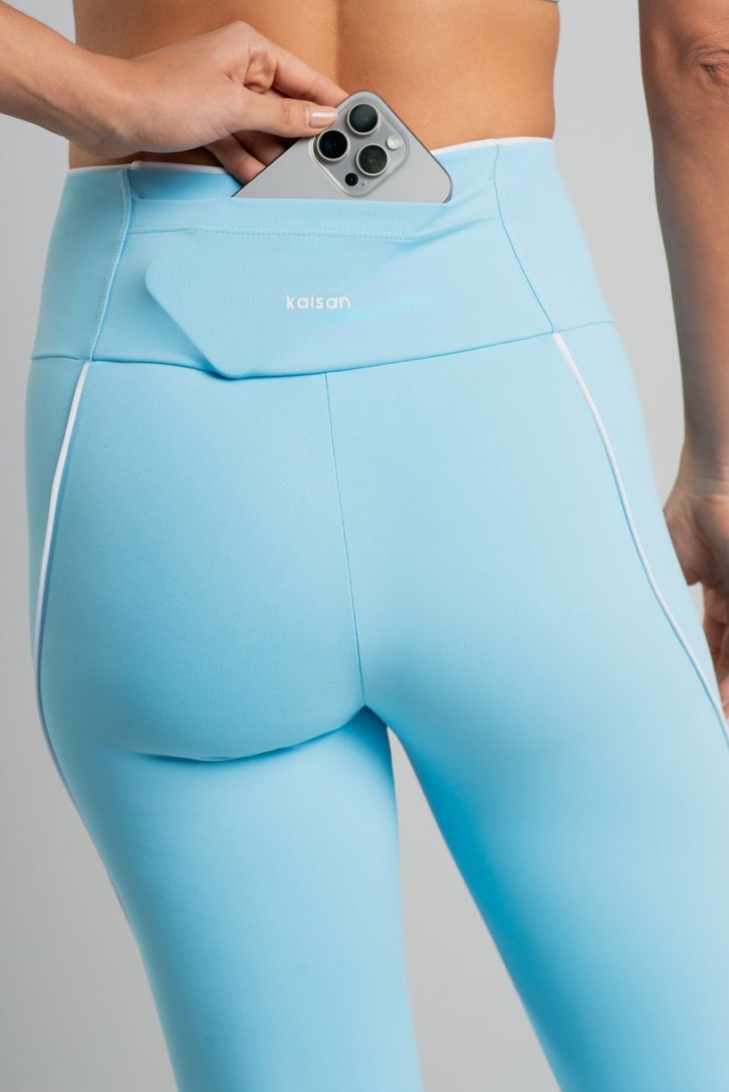 K5121-B_Calca_Legging_com_Detalhes_Contrastantes_e_Bolso_Azul_Ceu__Branco__Ref:_K5121-B