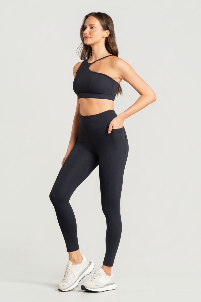 K5166-A_Calca_Legging_com_Bolsos_e_Recortes_no_Cos_Preto__Ref:_K5166-A