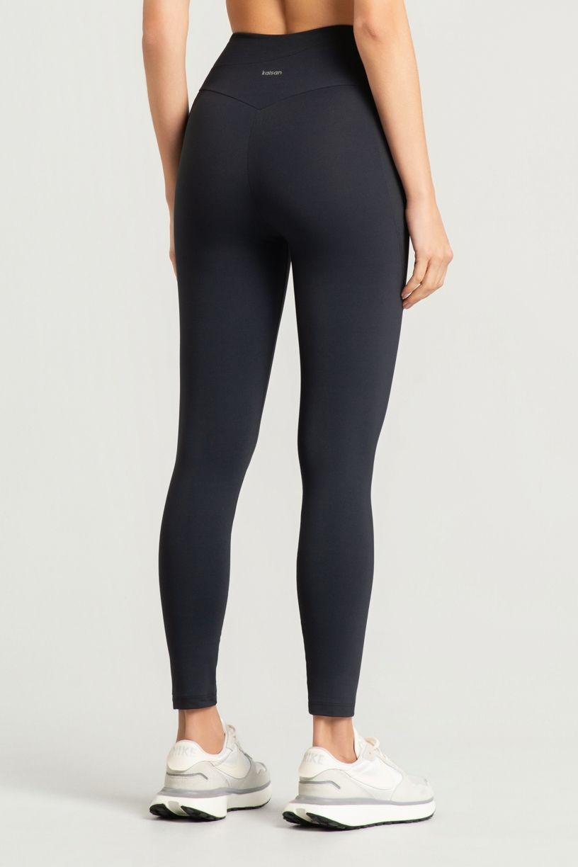 K5166-A_Calca_Legging_com_Bolsos_e_Recortes_no_Cos_Preto__Ref:_K5166-A