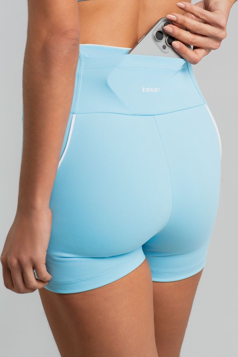 K5122-B_Short_com_Detalhes_Contrastantes_e_Bolso_Azul_Ceu__Branco__Ref:_K5122-B