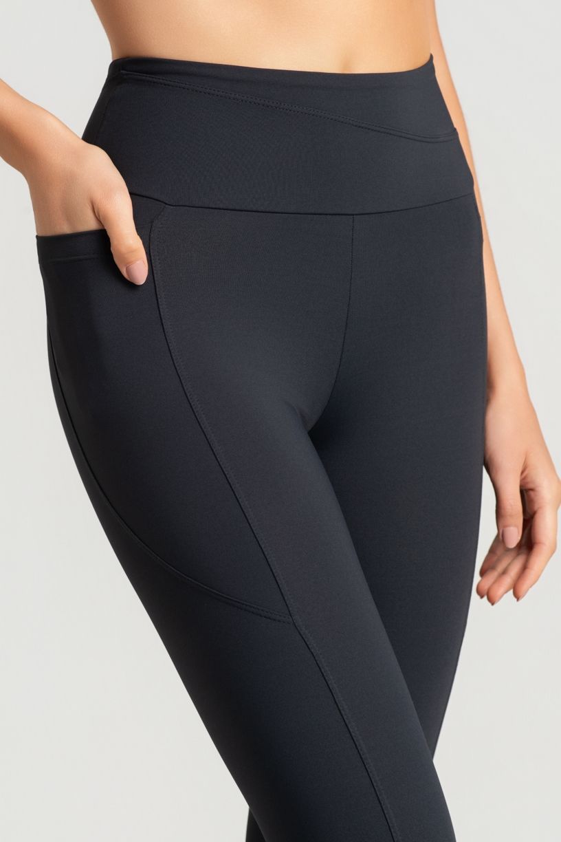 K5166-A_Calca_Legging_com_Bolsos_e_Recortes_no_Cos_Preto__Ref:_K5166-A