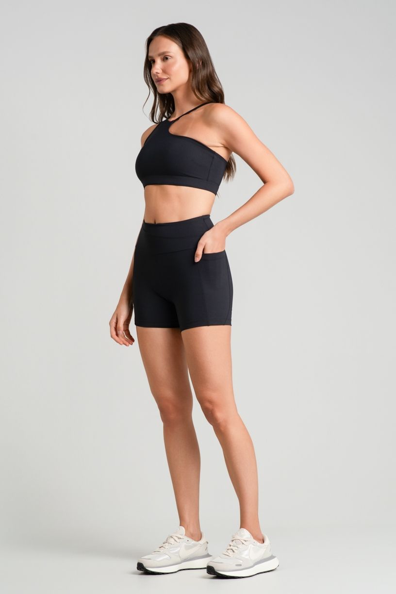 K5167-A_Short_com_Bolsos_e_Recorte_no_Cos_Preto__Ref:_K5167-A