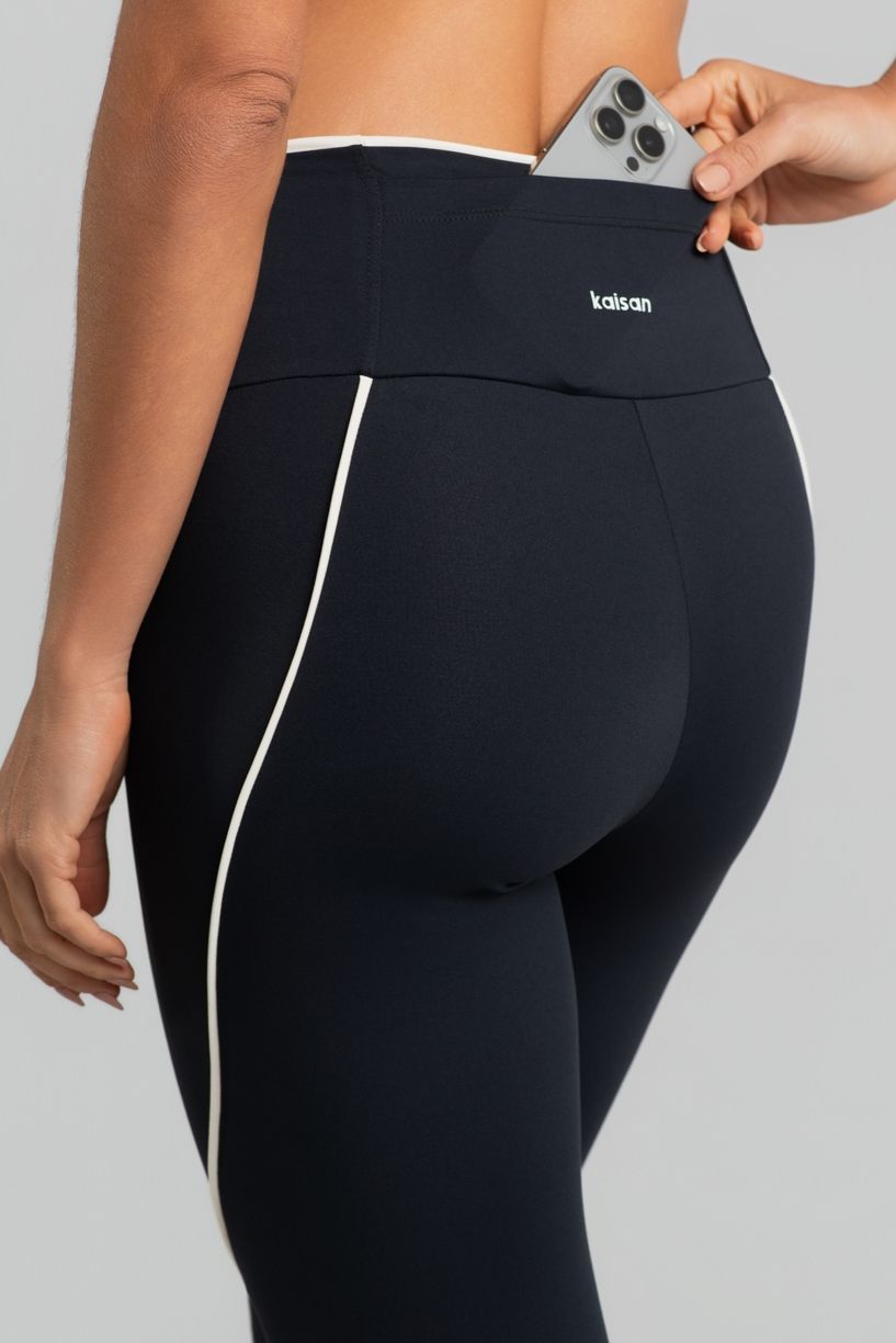 K5121-A_Calca_Legging_com_Detalhes_Contrastantes_e_Bolso_Preto__Vanilla__Ref:_K5121-A