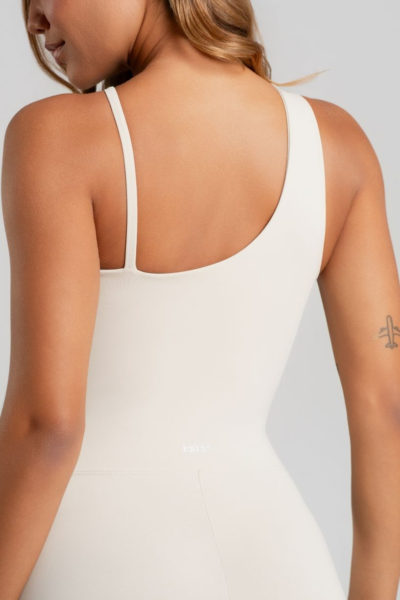 K5244-A_Macaquinho_Assimetrico_com_Decote_Alto_Off-White__Ref:_K5244-A