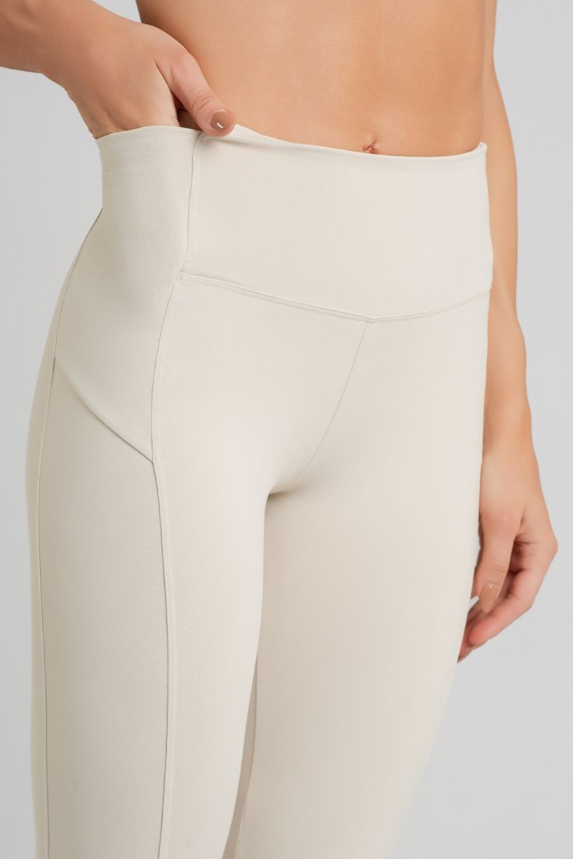 K4751-F_Calca_Legging_com_Bolsos_e_Recortes_Off-White__Ref:_K4751-F