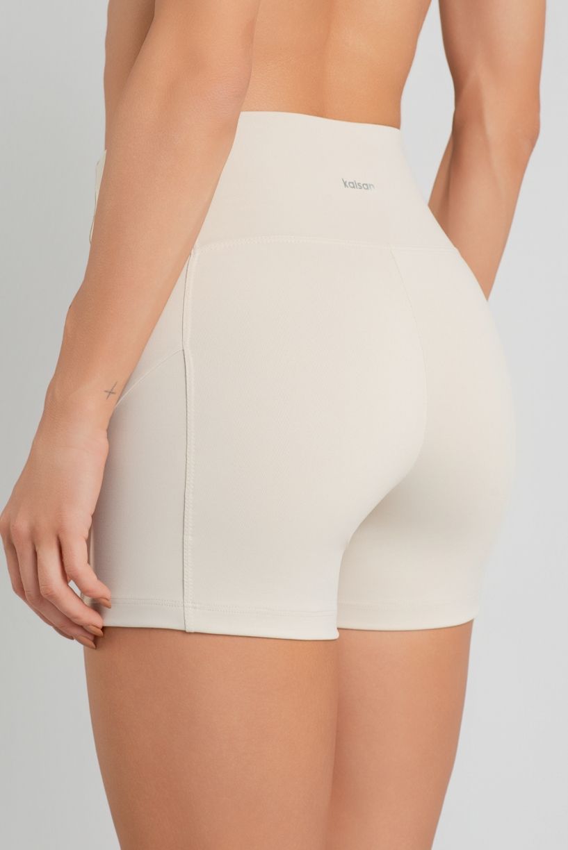 K4752-F_Short_com_Bolsos_e_Recortes_Off-White__Ref:_K4752-F