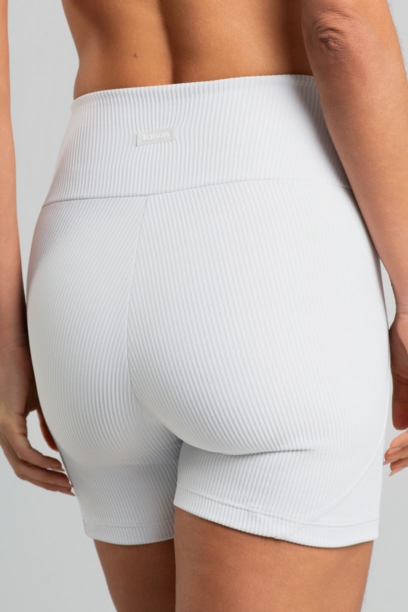 K5117-A_Short_Canelado_com_Recortes_Branco__Ref:_K5117-A
