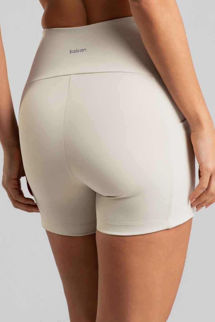 K5119-A_Short_com_Cos_Arredondado_e_Bolsos_Off-White__Ref:_K5119-A