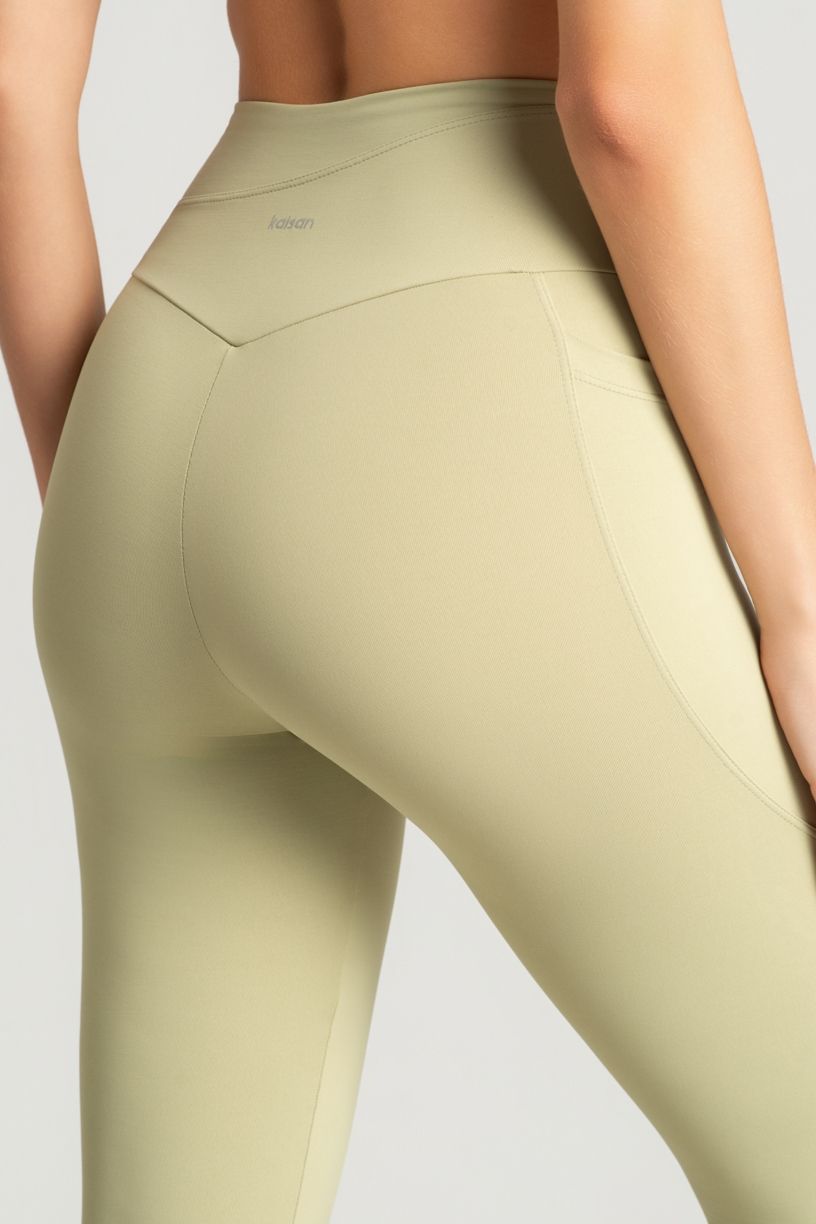 K5166-B_Calca_Legging_com_Bolsos_e_Recortes_no_Cos_Lemon__Ref:_K5166-B