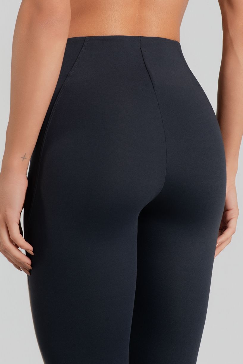 K5208-A_Calca_Legging_com_Recortes_e_Vivo_Contrastante_Preto__Off-White__Ref:_K5208-A