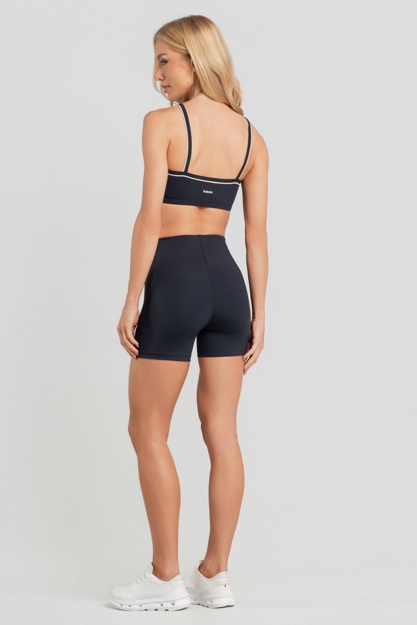 K5209-A_Short_com_Recortes_e_Vivo_Contrastante_Preto__Off-White__Ref:_K5209-A